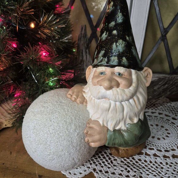 🎄 Green Garden Gnome & Snowball Figurine - Holiday Season Christmas Home Decor - Picture 3 of 8